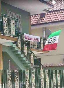 FOTO - "Vesuvio lavali", incredibile in provincia di Caserta: striscione razzista su un balcone 