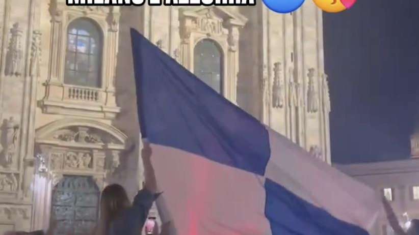 Milano è azzurra! Tantissimi tifosi del Napoli festeggiano lo Scudetto al Duomo