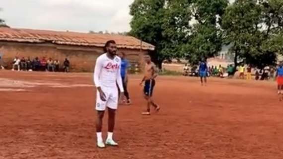 VIDEO – Anguissa è in Camerun: partitella con la maglia del Napoli su un campo in terra