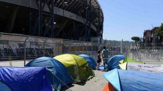 FOTO – Primi fans accampati all’esterno del San Paolo per il concerto di Vasco Rossi