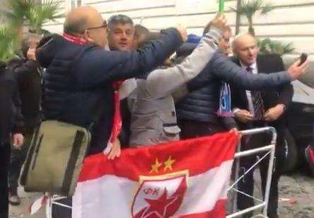 VIDEO - La Stella Rossa arriva a Napoli: decine di tifosi serbi all'esterno di Palazzo Caracciolo
