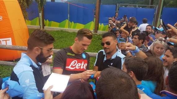 FOTO - Bagno di folla per Arek Milik: entusiasmo tra i tifosi per la sessione d'autografi del polacco