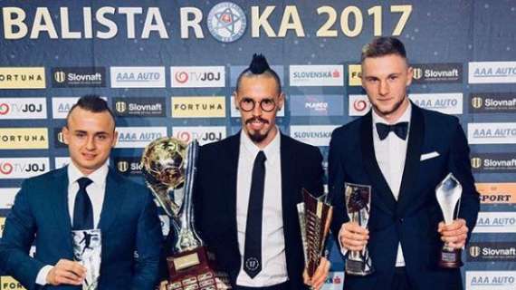 FOTOGALLERY - Altro premio per Hamsik: vinto il pallone d'oro slovacco del 2017! Dietro di lui l'interista Skriniar