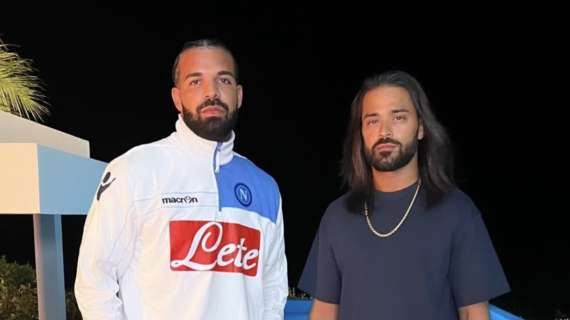 FOTO - La star americana Drake ci ha preso gusto: altro scatto con una felpa del Napoli