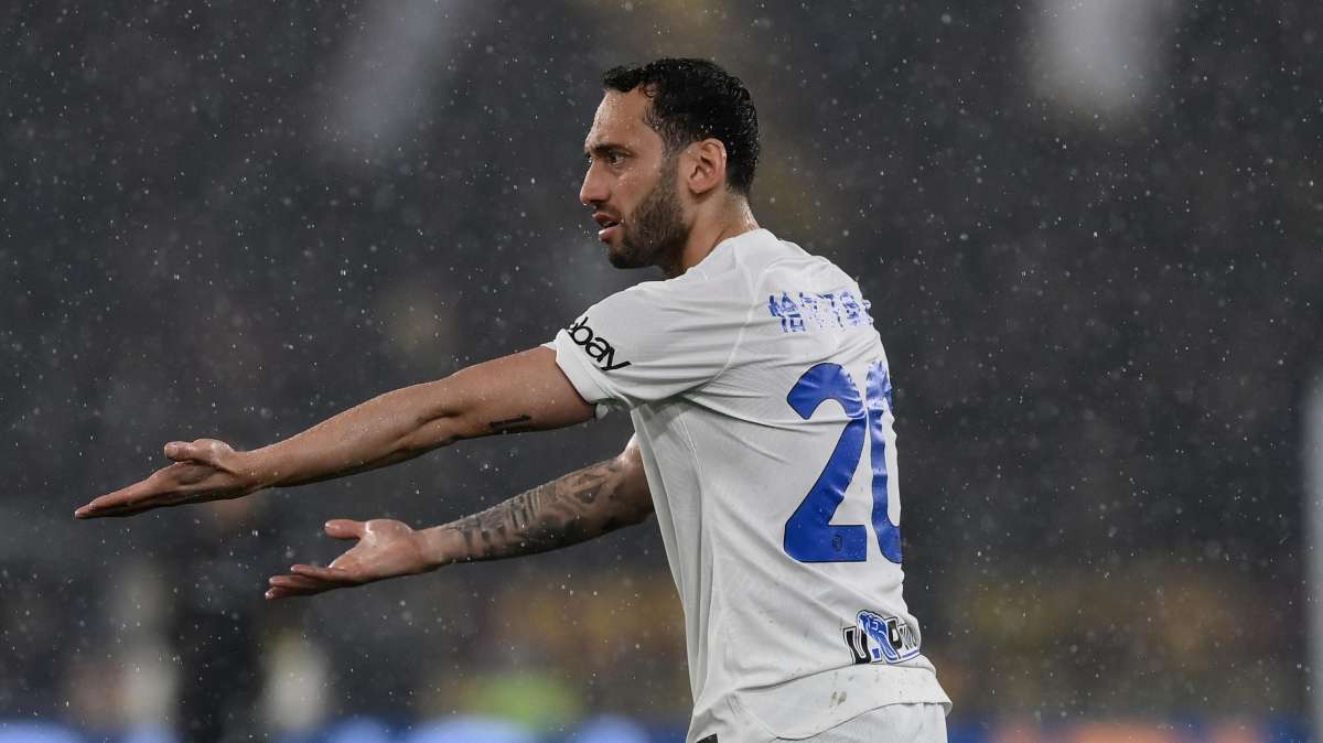 Inter, tegola per Inzaghi: problema muscolare per Calhanoglu, salta l'Atalanta