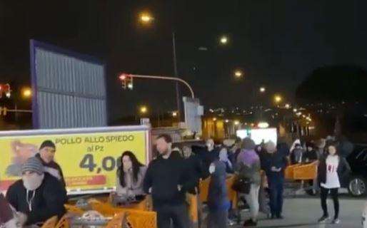 VIDEO - Ressa ai supermercati: lady Ospina (col marito) stupita per la folla