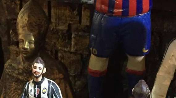 FOTOGALLERY - "Omm 'e merda" e carta igienica: 'El traditor' Higuain protagonista... a San Gregorio Armeno
