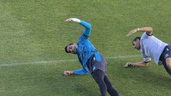 Meret si allena a parte: vistosa fasciatura al polso per il numero uno azzurro