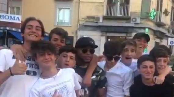 VIDEO - Zuniga torna a Napoli, travolto dall'affetto dei tifosi: c’è il like di James