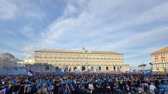 Atmosfera rovente a Piazza Plebiscito: i tifosi scaldano la voce prima del match