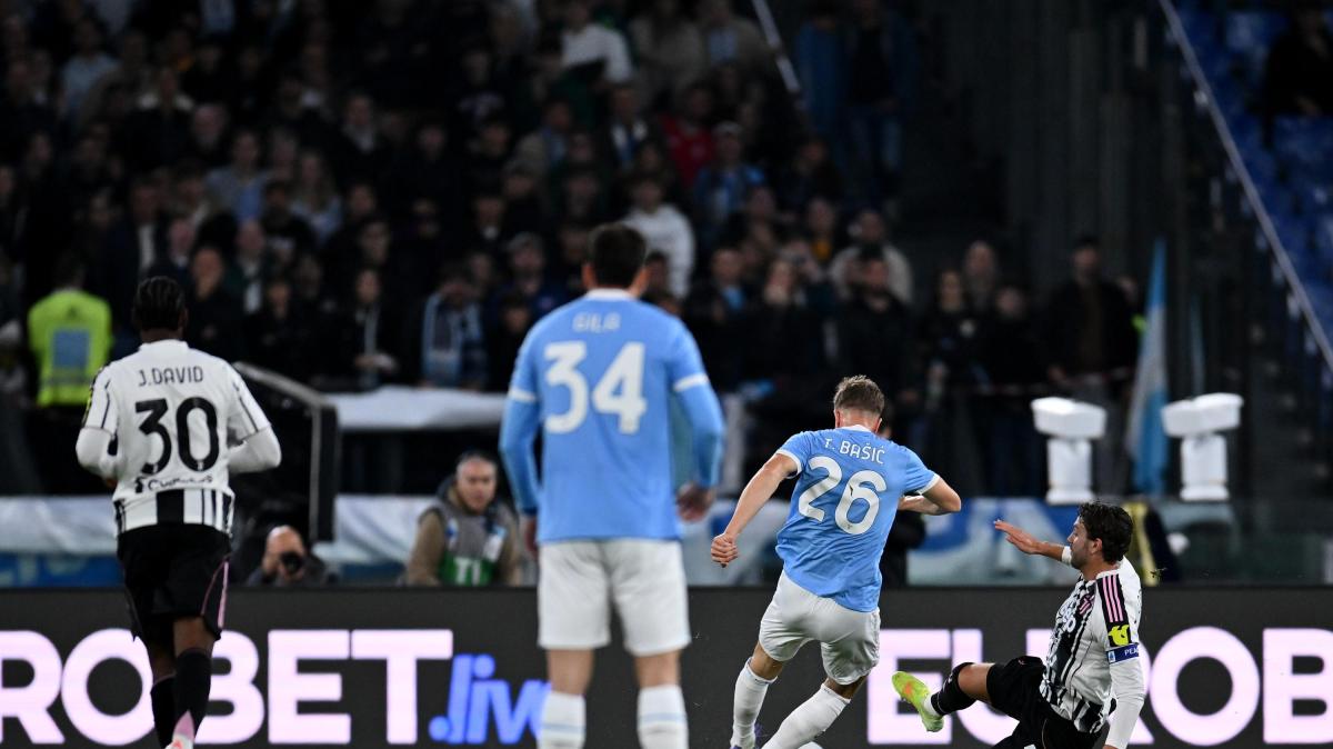 La Juve perde anche con la Lazio: Sarri torna a sorridere, Tudor rischia