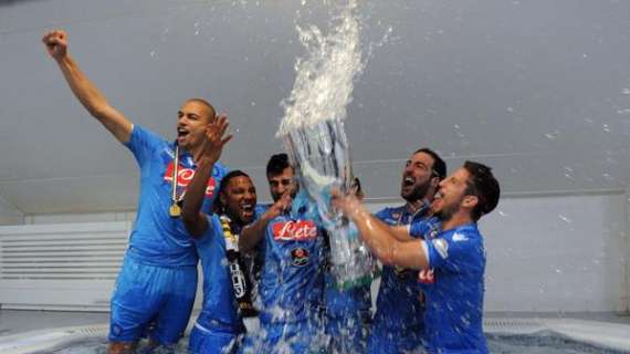 FOTOGALLERY - Azzurri scatenati nello spogliatoio: bagno con la Supercoppa appena conquistata