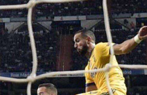FOTO - L'inquadratura che inchioda Benatia: ecco il fermo-immagine del contatto netto con Vazquez