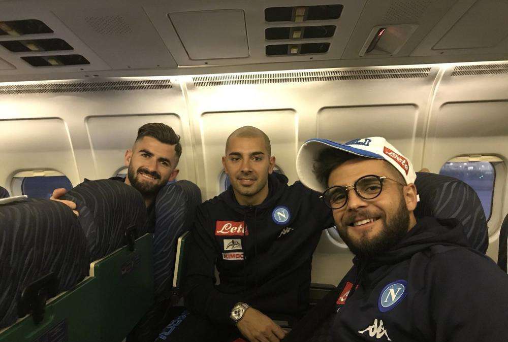 FOTO - Azzurri in viaggio verso Udine: Insigne, Sepe e Hysaj sorridenti in aereo