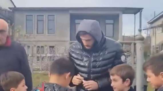 VIDEO - Kvaratskhelia torna nel suo villaggio natale: che felicità tra i bimbi georgiani!