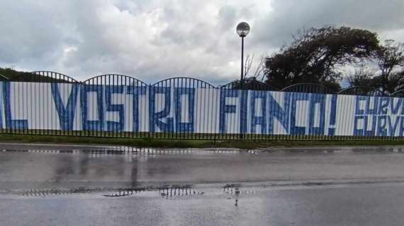 "Al vostro fianco": striscione a Castel Volturno firmato Curva A e Curva B