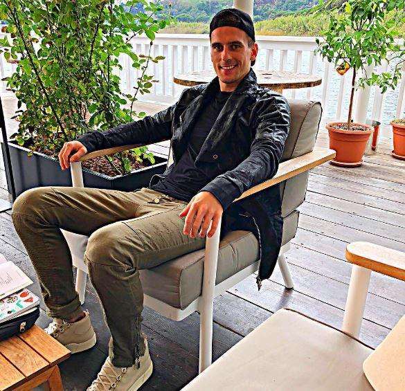 FOTO - Recupero, ma anche relax: Milik a Pozzuoli per una tazza di tè 