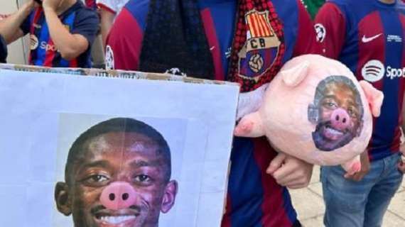 VIDEO - Maglia bruciata e banconote col suo volto: l'ex Dembélé contestato dai tifosi del Barça