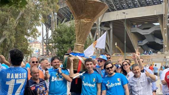 FOTO TN - Spunta la finta coppa scudetto al Maradona: i tifosi la sollevano