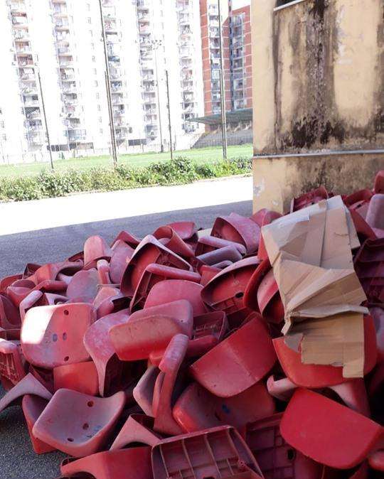 FOTO - Lavori San Paolo, una parte dei vecchi sediolini sarà riciclata: andrà allo Stadio Landieri di Scampia