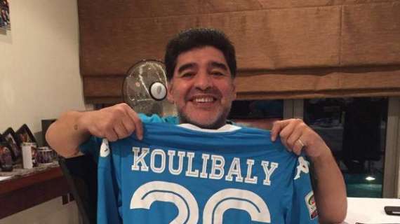 FOTO - Maradona mostra la maglia di Koulibaly, il difensore: "Che orgoglio! E' l'idolo di un popolo intero"