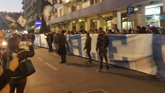 FOTO&VIDEO TN - I tifosi della Curva B attendono la squadra all'uscita: "Credi, sogna... e osa!"