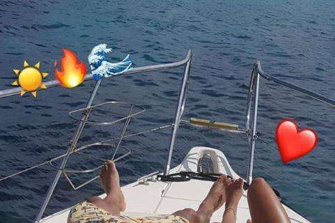 FOTO - Allan si gode una giornata in barca: sole e relax insieme alla compagna Thais