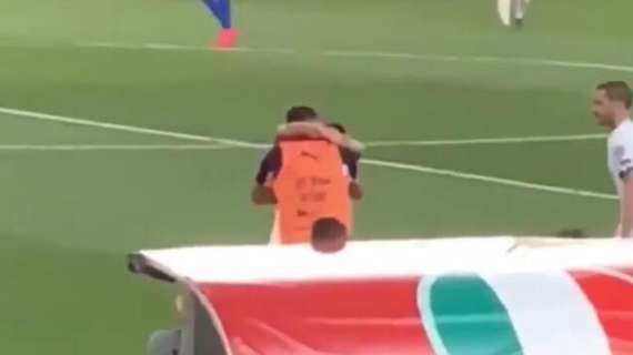 FOTO - Amicizia napoletana in Nazionale: l'abbraccio di Insigne a Quagliarella dopo il gol 