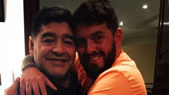 FOTO - Maradona jr, che abbraccio con papà Diego: i due sono in vacanza a Dubai