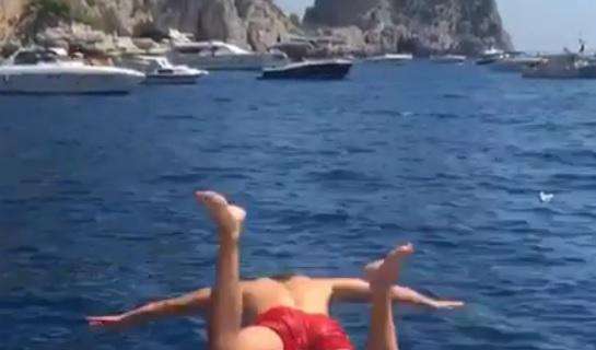 VIDEO - MIlik si gode Capri: il polacco mostra un suo tuffo nel mare partenopeo