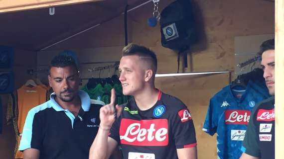 FOTO TN - Zielinski allo store azzurro, autografi sulla nuova maglia: un centinaio di tifosi in fila