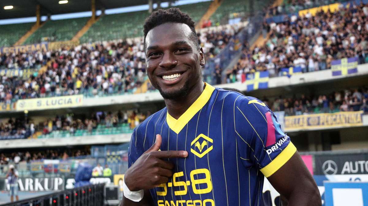 Incubo Napoli! Il Verona ne fa tre al Bentegodi: doppietta per Mosquera!