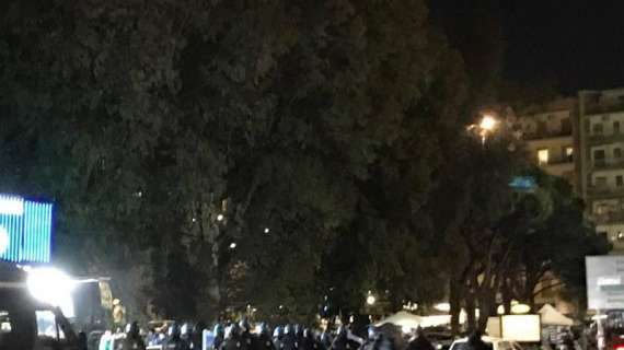 FOTO TN - Tensione all'esterno della Curva B: gli ultras cercano il contatto con i tifosi dello Spezia, la polizia carica