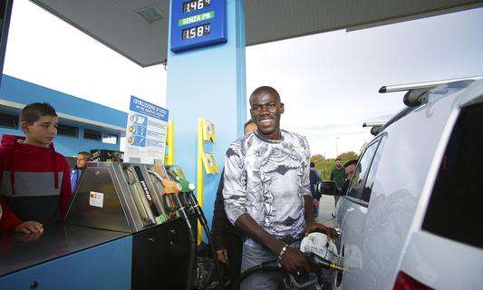 FOTO - Sorpresa Koulibaly: pomeriggio da benzinaio Energas per l'azzurro