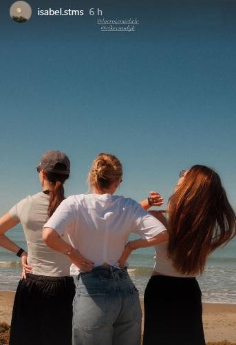 Ospiti speciali per Pasqua: lady De Bruyne con lady van Dijk sulla spiaggia di Varcaturo