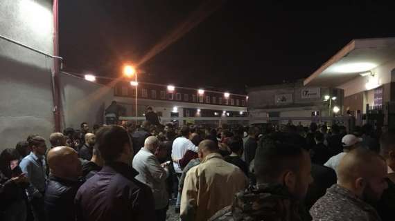 FOTO - Passione senza fine: centinaia di tifosi alla Stazione attendono gli azzurri di ritorno da Roma