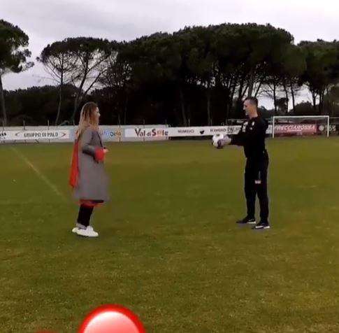 VIDEO - Allenamento e sentimento: Milik palleggia insieme alla compagna a Castelvolturno