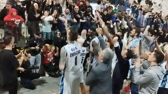 VIDEO -  "Vesuvio erutta...", il Napoli Basket fa festa a Torino con i tantissimi napoletani