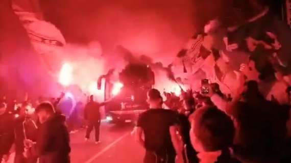 VIDEO - Lazio, tifosi sfidano il Covid: il pullman biancoceleste attraversa una marea in delirio