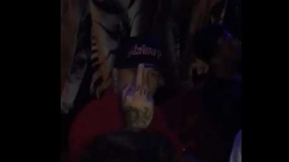VIDEO - Nainggolan beccato in discoteca: un tifoso gli dice 'vai a dormire' e scatta il dito medio