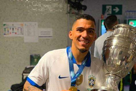FOTO - Allan festeggia la Copa America: i complimenti dei compagni e del suo idolo Cafu