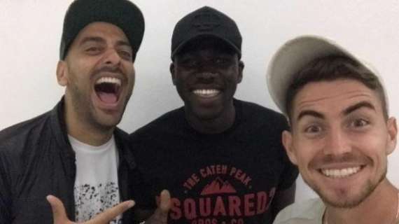 FOTO - "Amici per sempre!", lo speaker Bellini insieme a due sorridenti Jorginho e Koulibaly