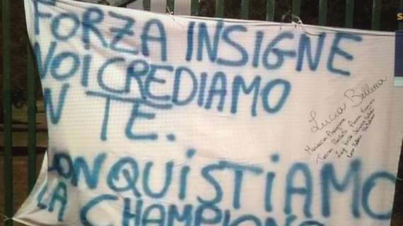 FOTO – Striscione a Castel Volturno per Insigne: “Forza Lorenzo, ora conquistiamo la Champions!”