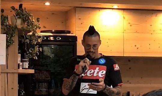 VIDEO - Serata karaoke a Dimaro, stavolta tocca ad Hamsik: il capitano festeggia il compleanno cantando Vasco Rossi