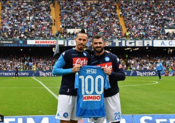 FOTO - Momento speciale per Hysaj: l'albanese festeggia nel pre-gara le sue 100 presenze azzurre