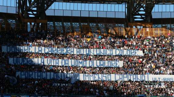 FOTO - La Curva B incorona Hamsik, cori e splendido striscione: "Donare la carriera a un unico colore..."