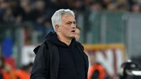 FOTO – Confermata la squalifica, Mourinho rifà il gesto delle manette: il post è virale