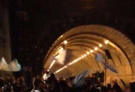 VIDEO TN - Delirio Napoli: la città esplode di gioia, tifosi impazziti per le strade 