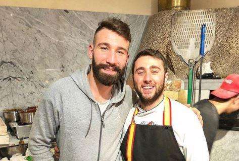 FOTO - Tonelli si concede una pizza da Concettina ai tre Santi: "Complimenti veramente"