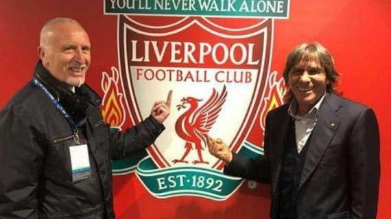 FOTO - Roma, che vergogna ad Anfield: Conti e Pruzzo mostrano il dito medio sullo stemma del Liverpool!